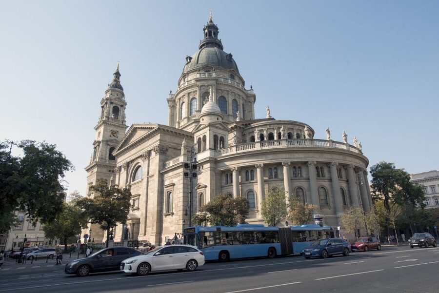 Castle District & Pest Driving Tour with Danube River Cruise - Why this combination works in Budapest