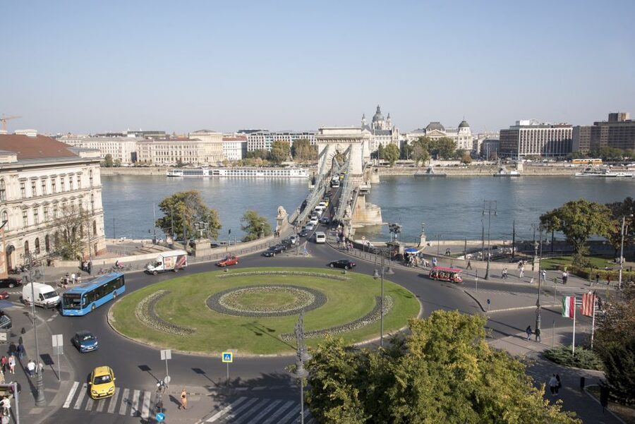 Castle District & Pest Driving Tour with Danube River Cruise - The transfer between tour and boat