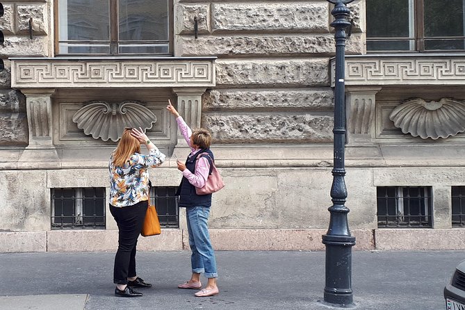 Castle district walk with legends - Courtyards, Kapisztrán Square, and the Capistrano statue