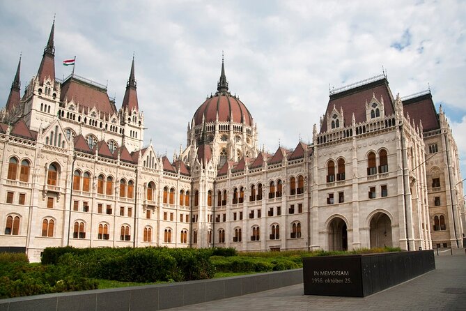 Comprehensive sightseeing tour - Crossing the Danube to Buda Castle