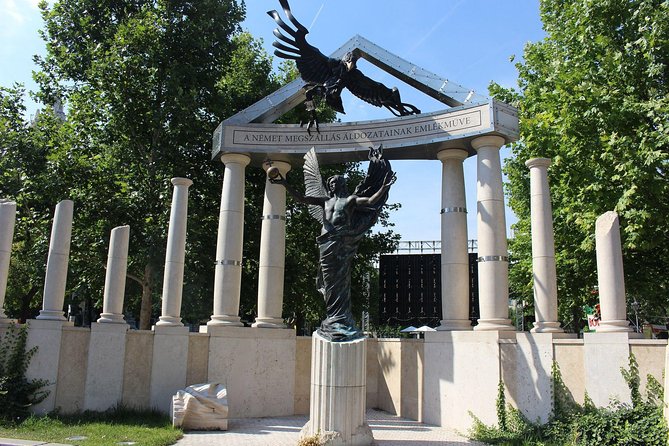 Downtown Pest Walking Tour - The Ronald Reagan statue and the end of the Iron Curtain