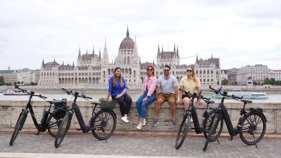 E-Bike Rental Full Day in Budapest - Riding through the Jewish Quarter