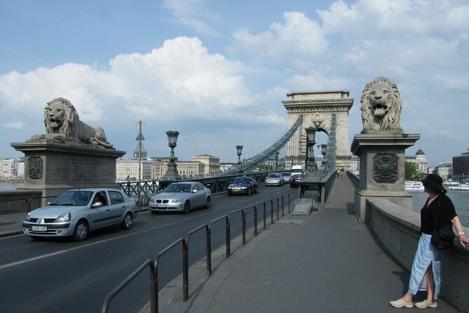 Essential Walking Tour - Crossing to Buda by public transport