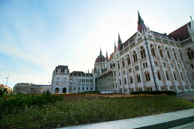 Exclusive Budapest City Tour by Luxury Car - Half Day - What the three-and-a-half-hour route really offers