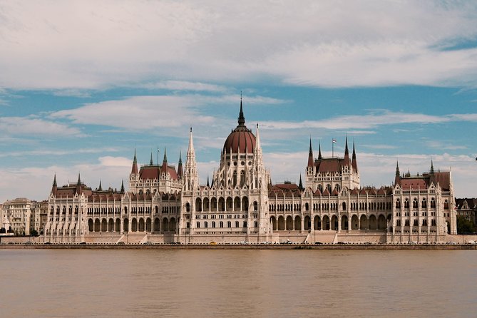 Explore Budapest in 90 minutes with a Local - Crossing Budapest’s story at Chain Bridge
