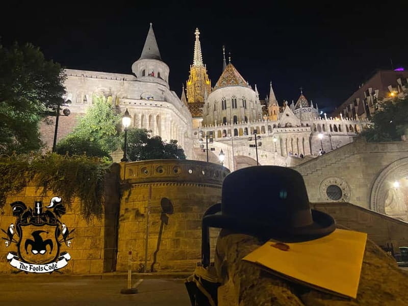 FoolsCode: EscapeRoom/Sightseeing tour with Actor Tourguide - Meeting your costumed guide beside Matthias Church