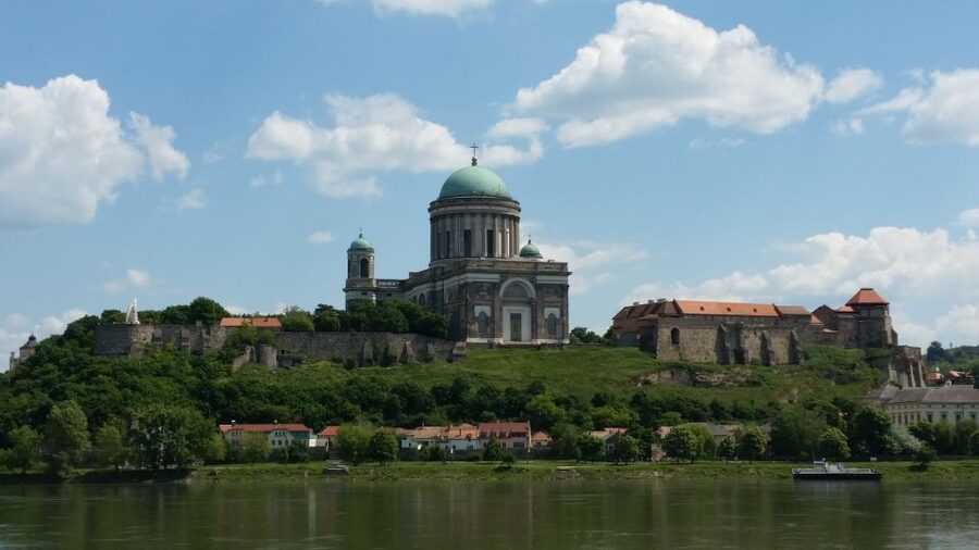 From Budapest: Danube Bend Full-Day Private Tour with Lunch - Leaving Budapest in a private minibus
