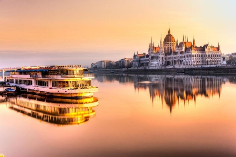 From Vienna: Budapest Group Day Trip - Three hours on Vaci Street