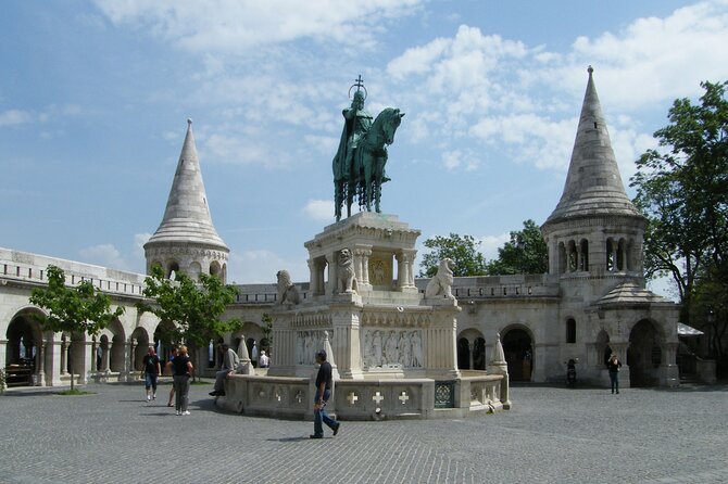 General sightseeing tour - Vajdahunyad Castle and the Anonymus statue