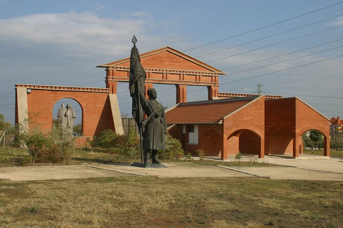 Guided Tour with Admission in Memento Park - The 70-minute guided walk through the statues