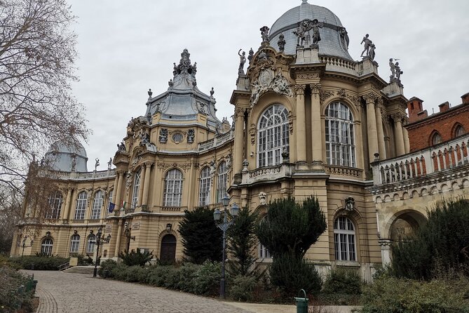 Historical and Cultural Walking Tour in Budapest - St. Stephen’s Basilica and the Holy Right Hand