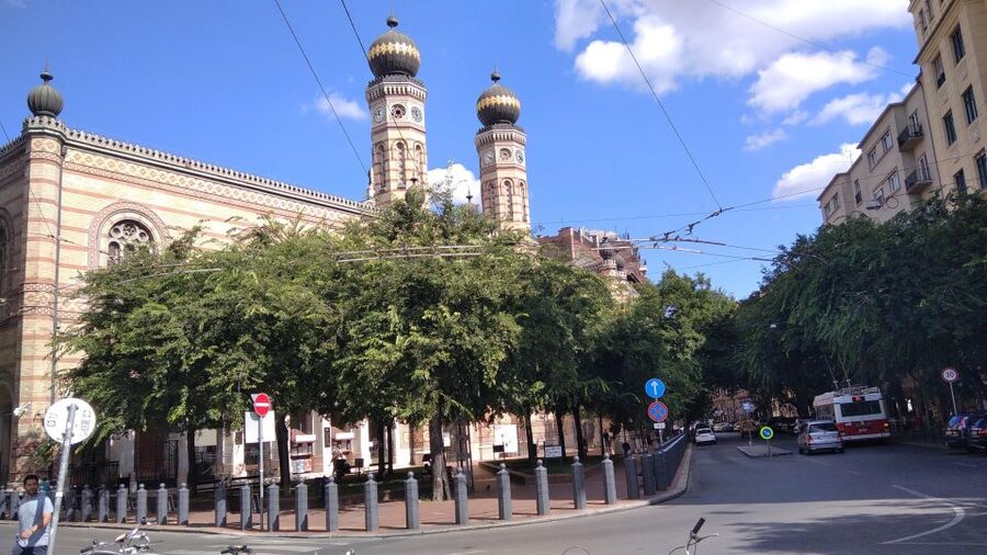 Jewish Quarter & Synagogues with personal stories - Starting at Városháza Park