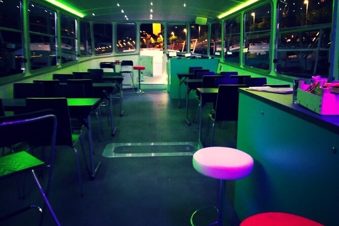 One hour Hen or Stag private party boat Budapest with unlimited beer and wine - Drinks included for the full one-hour sailing