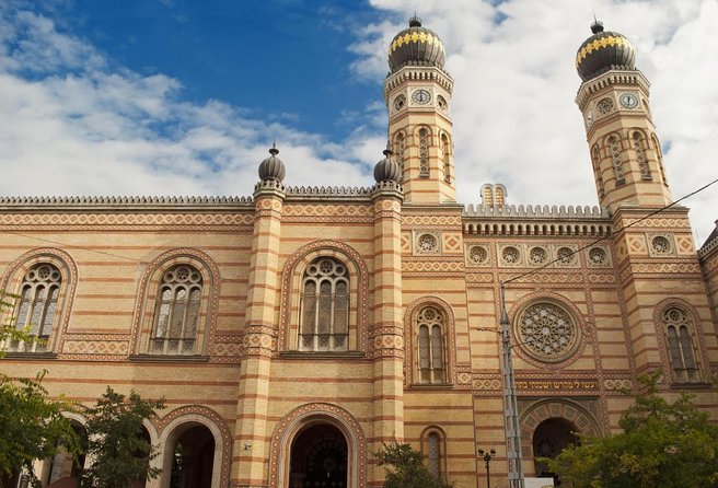 Past and Present of Budapest Jewish District Tour - Starting at Erzsébet tér with Budapest’s Jewish story