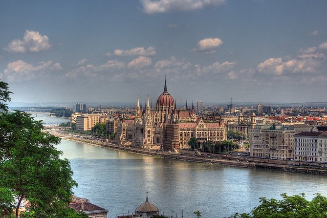 Private Budapest Sightseeing Tour: Royal Castle, Heroes Square, Chain Bridge - A short stop at the Great Central Market Hall