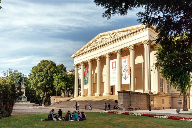 Private City Kickstart Tour: Budapest - Vigadó Square and the Danube connection
