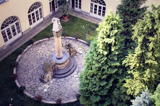 Secret Gardens and Squares Downtown | Walking Tour of Budapest - Entering courtyards most people never see