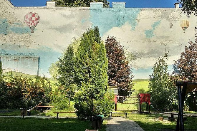 Street Art Tour Budapest - The Jewish Quarter adds more than scenery