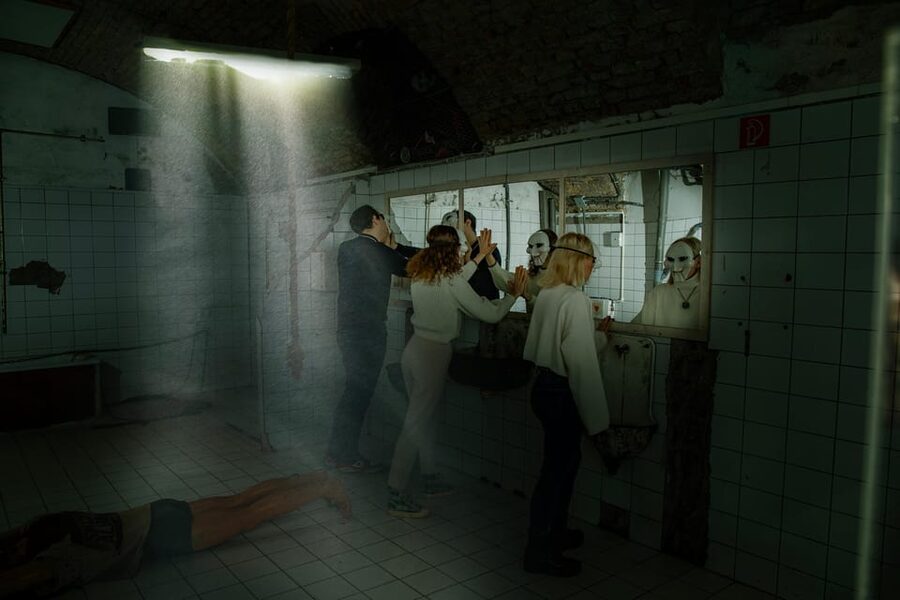 The Real Saw | Escape Room by PÁNiQ SZOBA - Entering the white-barred door