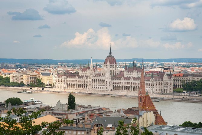 Walk in Buda with Hospital in the Rock Underground Cave Visit - What the guides add to the walk