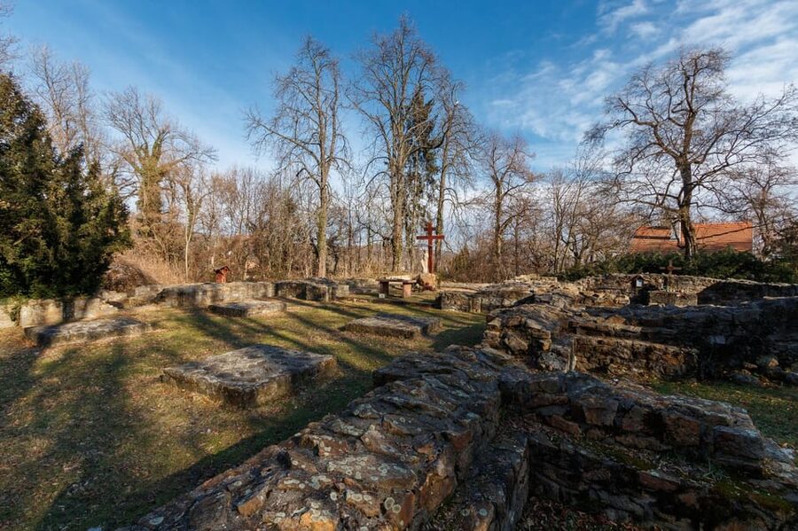 Walk to recent and aged spiritual sanctuaries near Budapest - The Paulian order and the ruins at Budaszentlőrinci