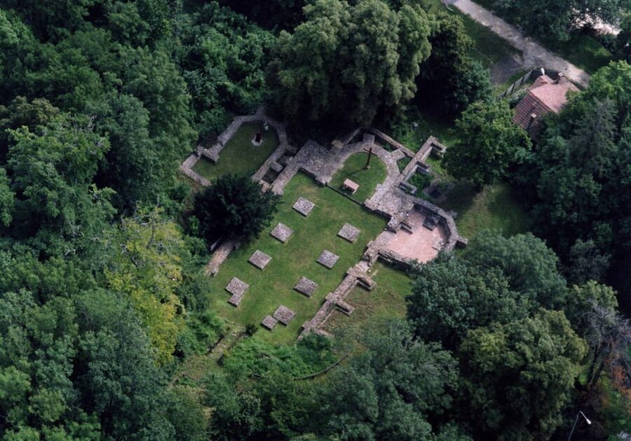 Walk to recent and aged spiritual sanctuaries near Budapest - A 45-minute food stop with local snacks