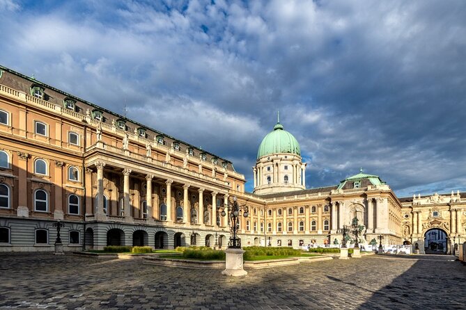 Walking tour in the Buda Castle incl. Fisherman's Bastion - Karmelita Monastery and the Prime Minister’s offices