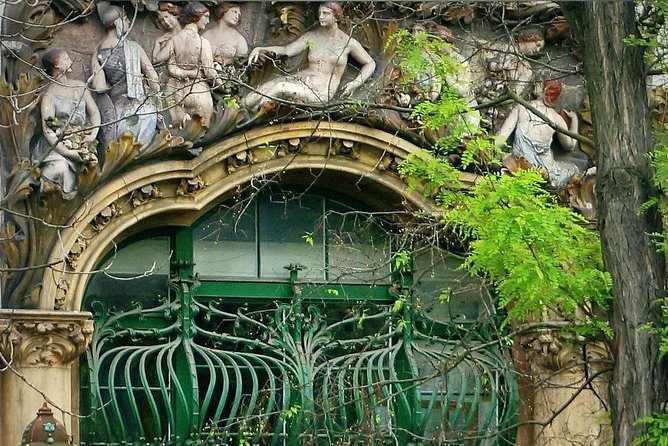 Wonders of Secession in Budapest, a private tour by car and guide - What the guide adds to the buildings